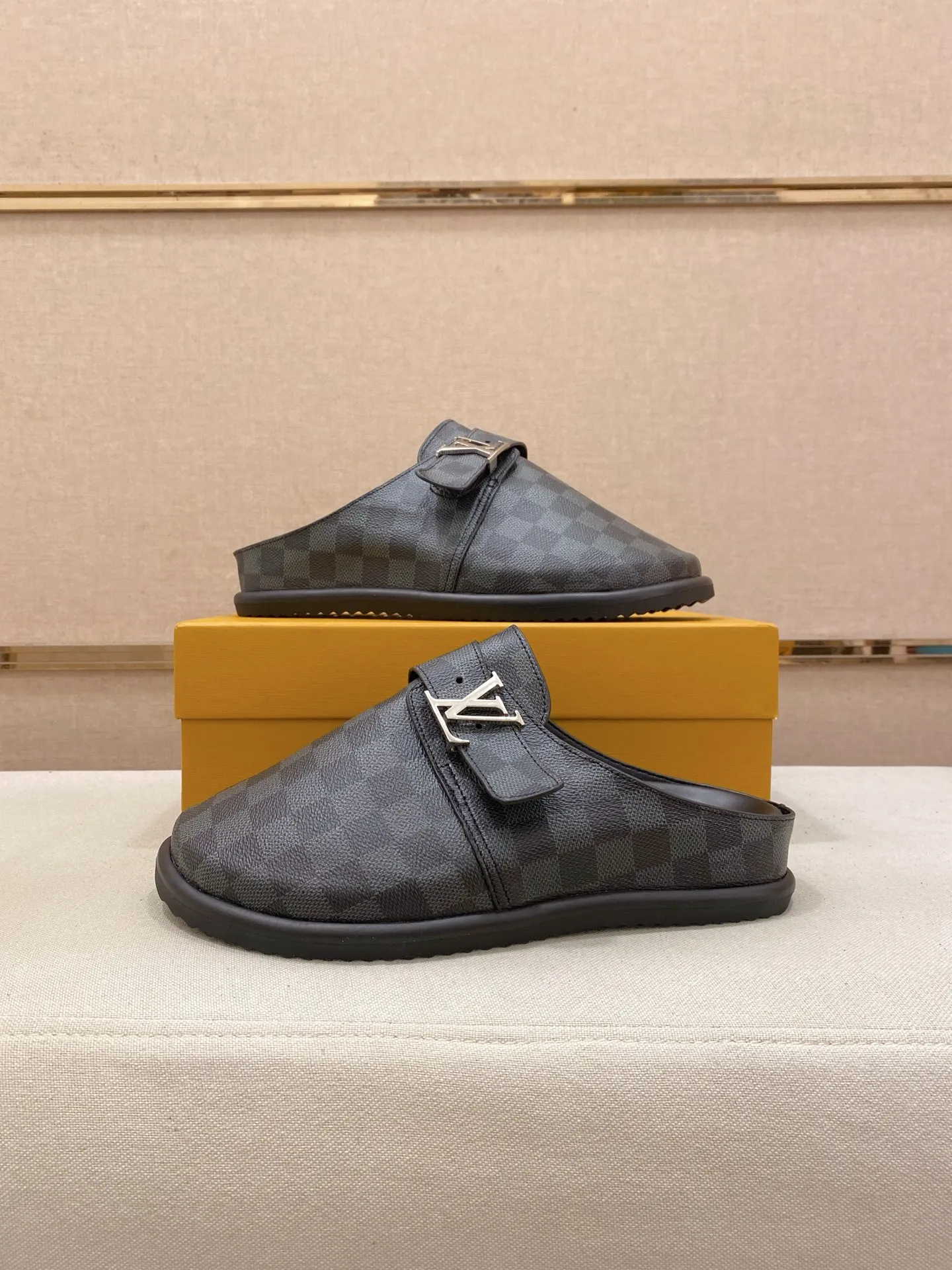 Men's shoes 💰: 360💰Made by LV🔍Top purchasing agents, men's spring and summer slippers are synchronized in the counters. The uppers are made of imported materials from Italy with logo graphics and high-quality craftsmanship. The soles: original soles specially provided by the original factory. The exclusive movable molded soles are super comfortable. Original goods follow the order, 🔍🔍high quality, you can enter and exit the counter at will. Welcome to compare, code number 38-44.
